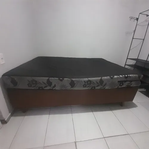 Cama de casal completa, incluindo colchão com mola e base, em excelente estado.