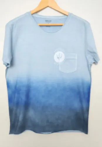 Camiseta Osklen tamanho P original azul degradê com bolso