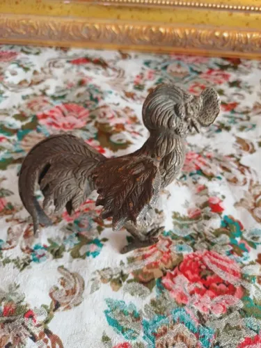 Miniatura galinho de bronze com defeito no pé 16x11 411g
