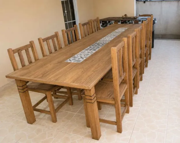 Mesa com 10 cadeiras