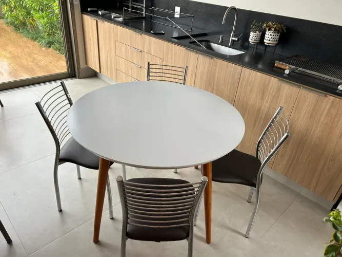 Vendo mesa redonda com 4 cadeiras