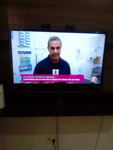 Vendo tv samsung smart 32 polegadas com pezinho e com controle remoto