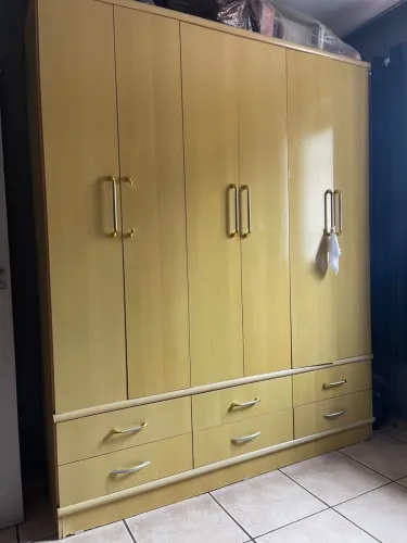 Armário e cama de solteiro