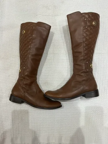 bota estilo montaria em couro cor castanho numero 36