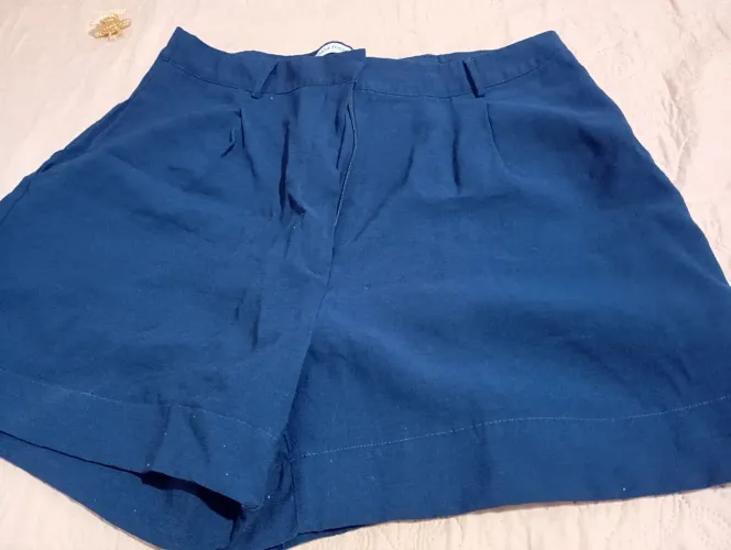Vendo short novo Tam 46 não faço entrega contato *