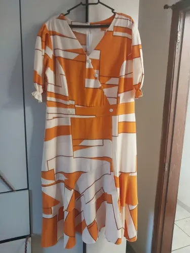 ? Vestido Midi Elegante Estampa Geométrica (Com Forro) - Tamanho GG ?