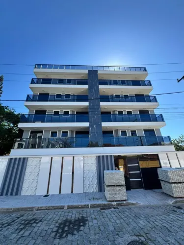 Apartamento com piscina, salão de festas e academia pertinho do mar de Costa Azul