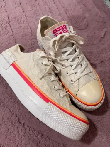 Converse All Star beje com detalhes coloridos 