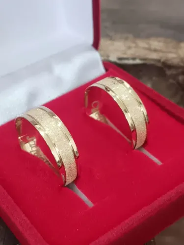 Alianças modelo reto com 2 frisos /diamantado no meio em ouro 18k