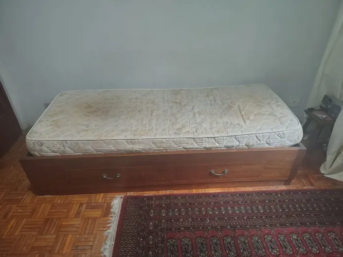 Cama de Solteiro em madeira maciça