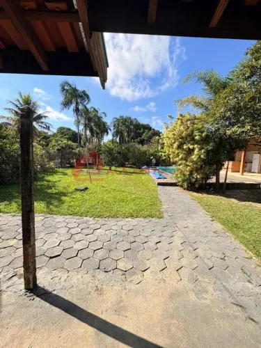 Chácara com Piscina Coberta e Edícula