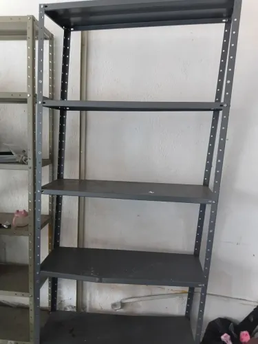 Estante de aço