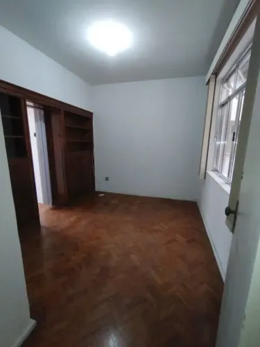 Sala e quarto (suíte) na Lauro Muller ao lado shopping Rio Sul