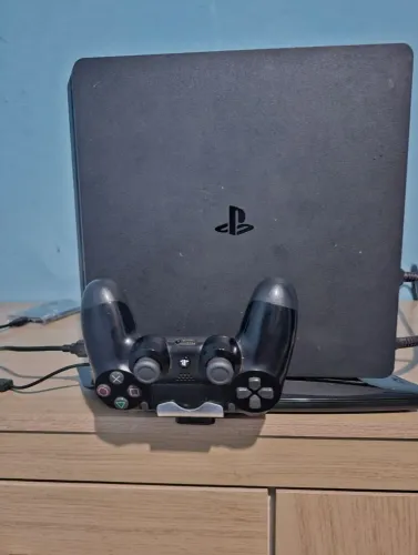 Playstation 4 slim 500g hd 1tb 2 controles 3 jogos