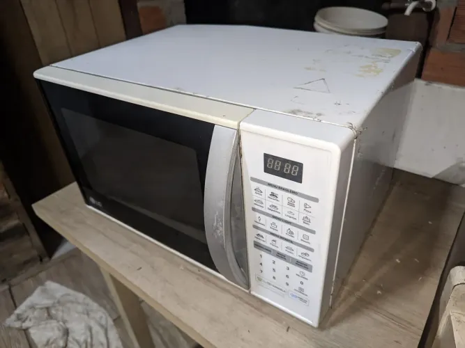 Microondas LG 26L funcionando perfeitamente.