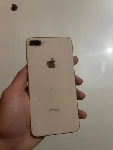 iPhone 8 Plus funcionando perfeitamente, apenas um leve arranhão na tela
