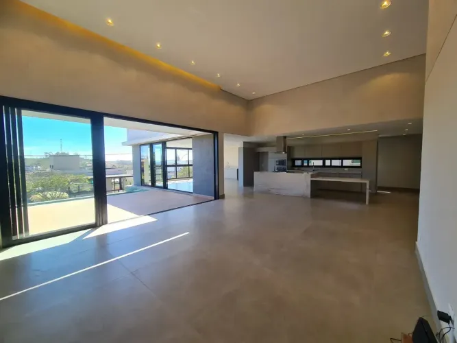 -Excelente casa linear, 5 suítes, salas ampla com integração para o espaço gourmet.