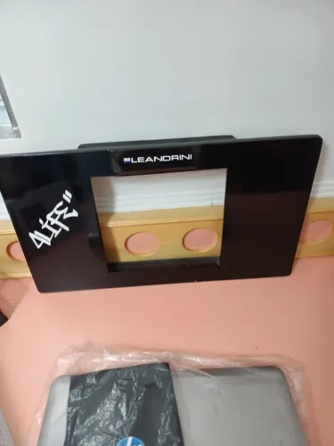Moldura em Black Piano- para embutir o modulo do som e fixar atras do banco traseiro