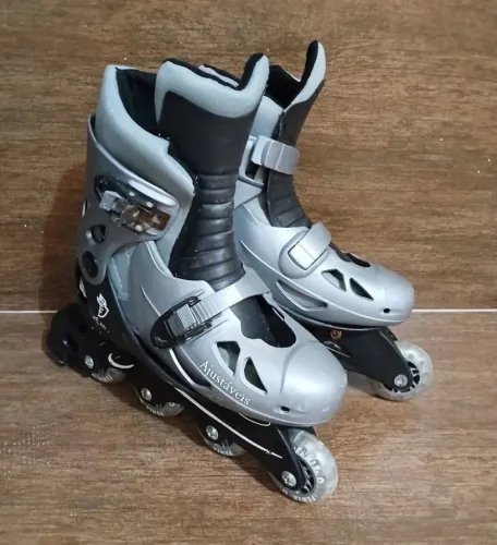 Vendo lindo par de patins por apenas 100 reais .