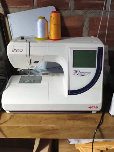 Maquina de bordar Elna 8300