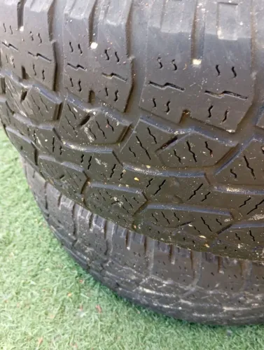 Oportunidade! Vendo 3 pneus aro 16 semi novos, para camionete.