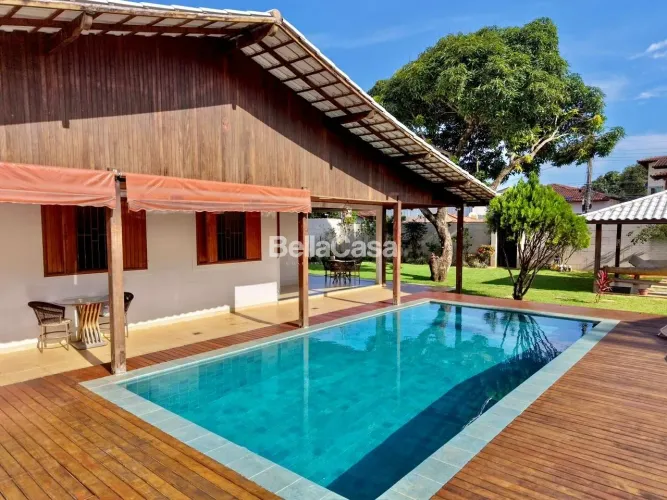 Casa à venda composta de 4 quartos, sendo 1 suíte e 3 vagas de garagem, com piscina e chur