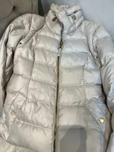 Zara! A down jacket (jaqueta de pluma) é um casaco de pluma de ganso. Tam P.