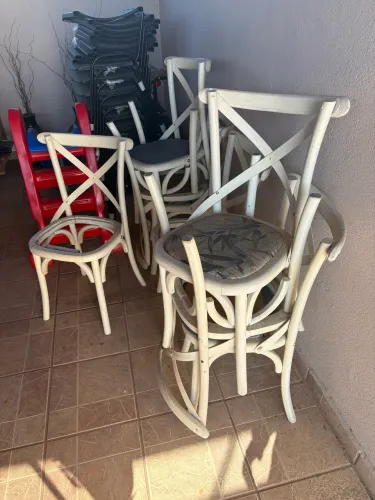 8 cadeira em madeira X R$ 75,00 cada