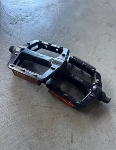 Pedal Plataforma Alumínio Fp922 Rosca Grossa está sem um sinalizador num pedal