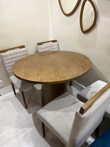 Mesa de madeira com 4 cadeiras