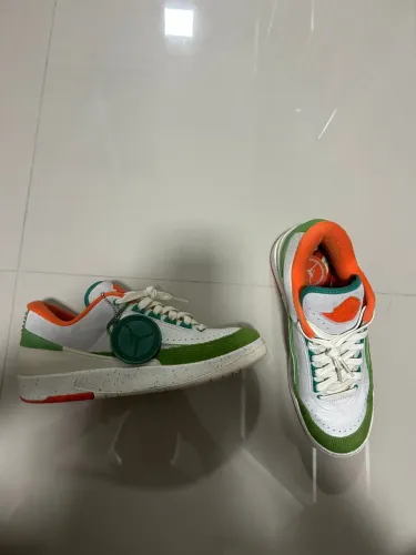 Tênis Nike Air Jordan 2 Retro Low em colaboração com a loja Titan 22.