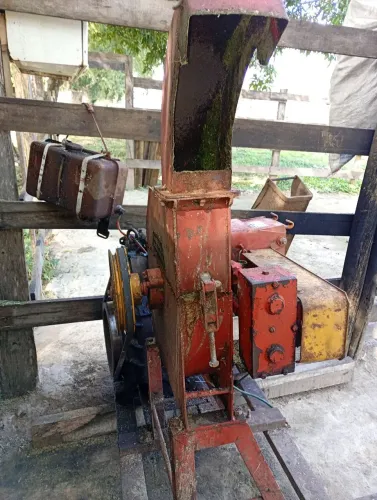 Vendo picadeira com motor diesel