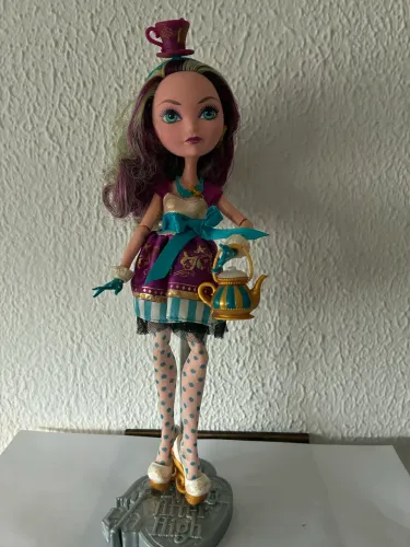 Boneca Ever After High Madeline Hatter Básica