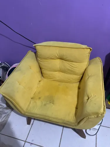 Vende-se poltrona na cor amarela com pés de pau.