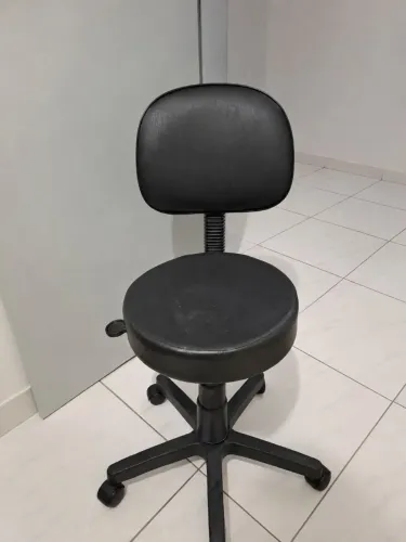 Vende-se cadeira mocho giratória