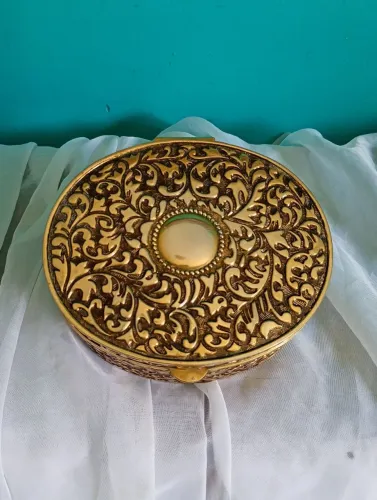Antigo Porta-Jóias Oval em Metal Trabalhado - Veludo Vermelho<br>