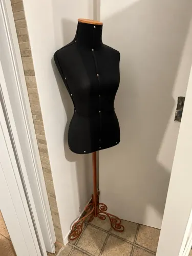 Manequim de Costura Feminino com Pedestal 