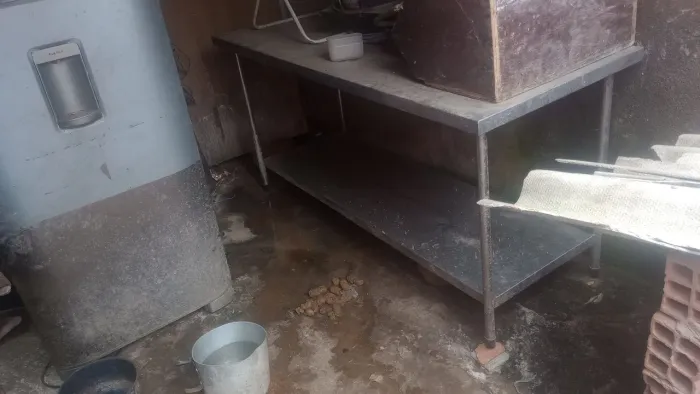 Uma mesa de inox usada e barato