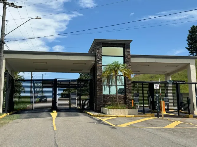 Terreno de 665m2 em condomínio completo fechado com maravilhosa vista para a serra, excele
