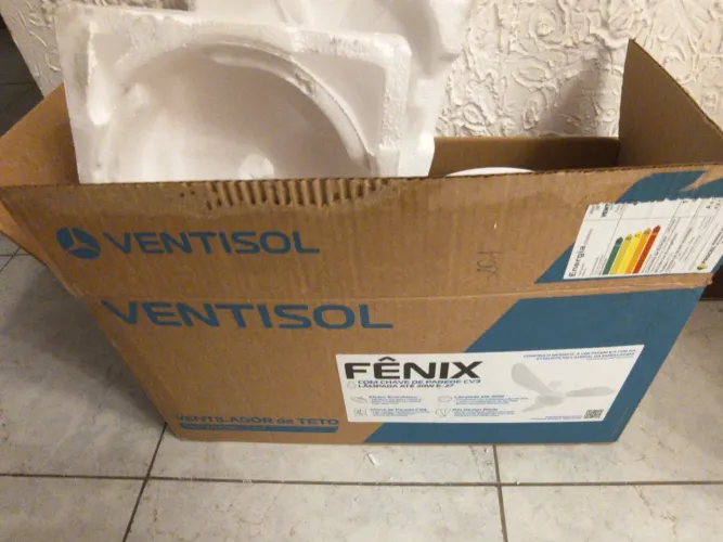 Ventilador de teto na caixa sem uso. Não é de controle remoto. Com nota fiscal.