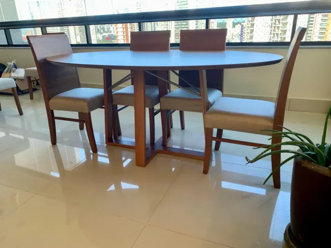 Mesa resistente de madeira maciça