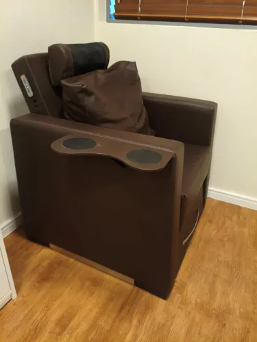 Poltrona para escalda pés e procedimentos com bacia de madeira e massageador