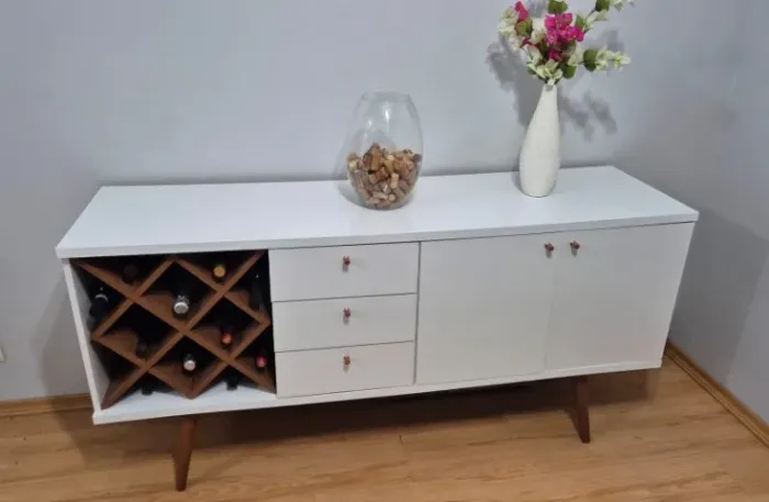 Aparador Branco com Nicho para Vinhos - Elegância e Funcionalidade