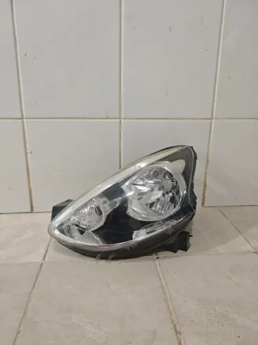 Farol esquerdo nissan march 