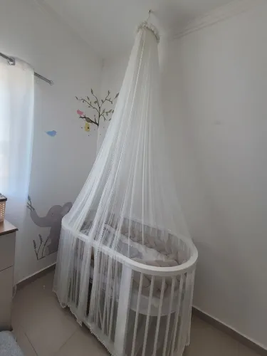 Berço multifuncional 3 em 1 com colchões e mosqueteiro