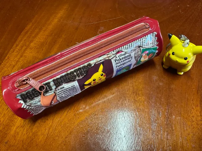 Estojo Pokémon Pikachu Vintage Japão showa note + Chaveiro Lápis BanPresto 1995
