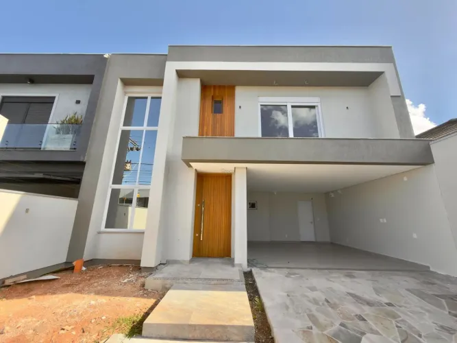 Casa de Alto Padrão com Piscina, 3 suítes e 230 m²