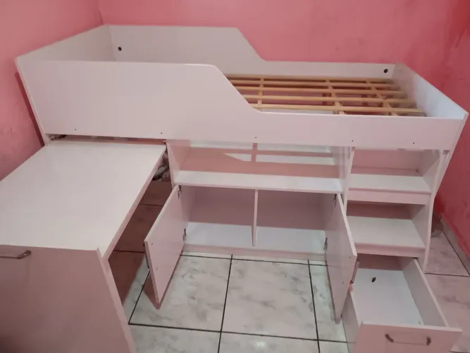 Cama infantil com escrivaninha e armário embutido 