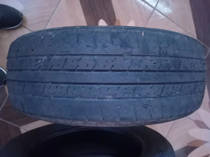 Vendo dois pneus aro 15/ 85/60