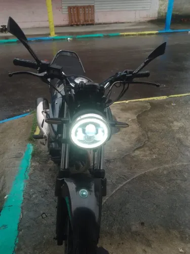 Moto inteira, original, pneus novos.